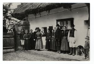 Bartók on folk music collecting trip, Zobordarázs (now: Dražovce, Slovakia), 1907. Source: Bartók Archives, Budapest